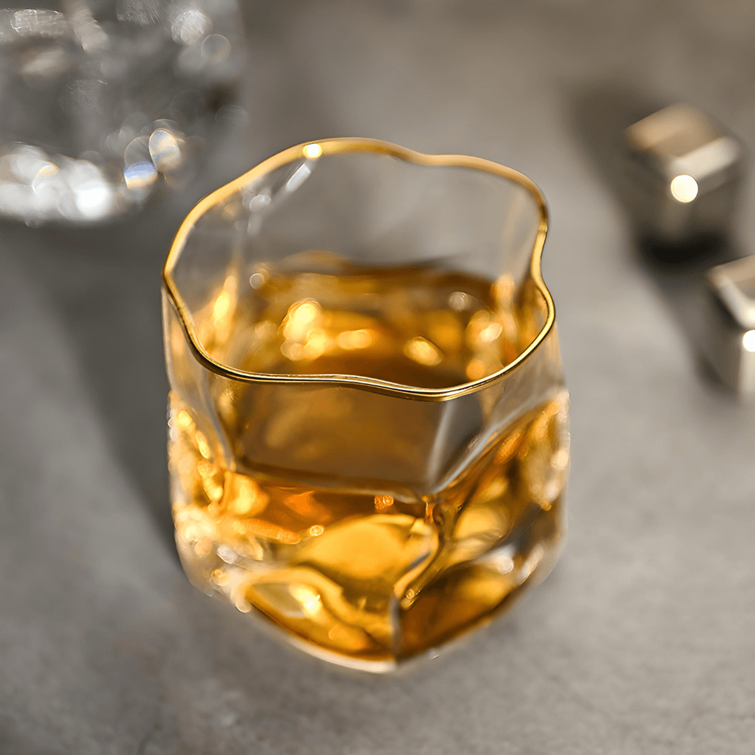 Japans Kristallen Whiskyglas met Goudaccent – Premium Reliëfstructuur