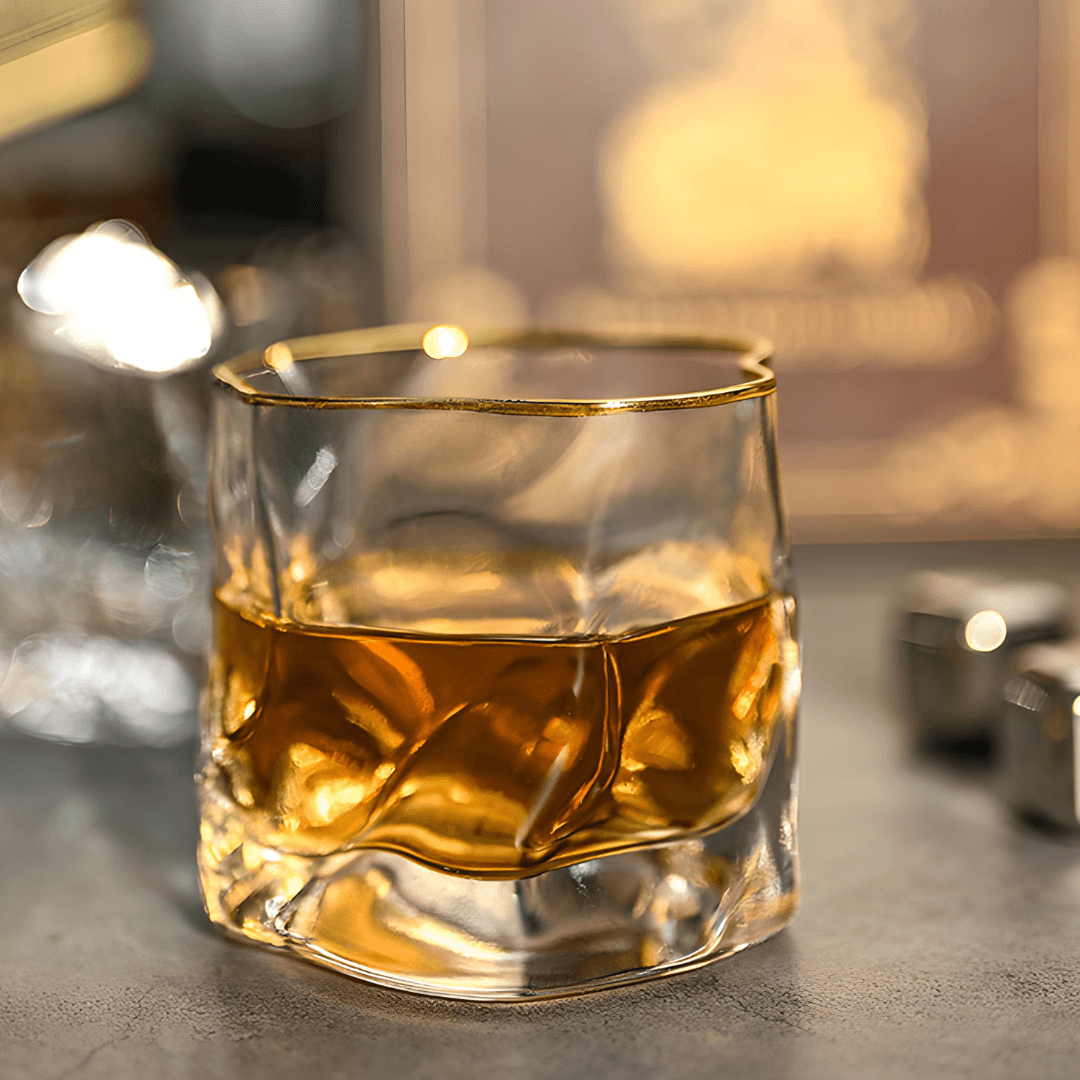 Japans Kristallen Whiskyglas met Goudaccent – Premium Reliëfstructuur