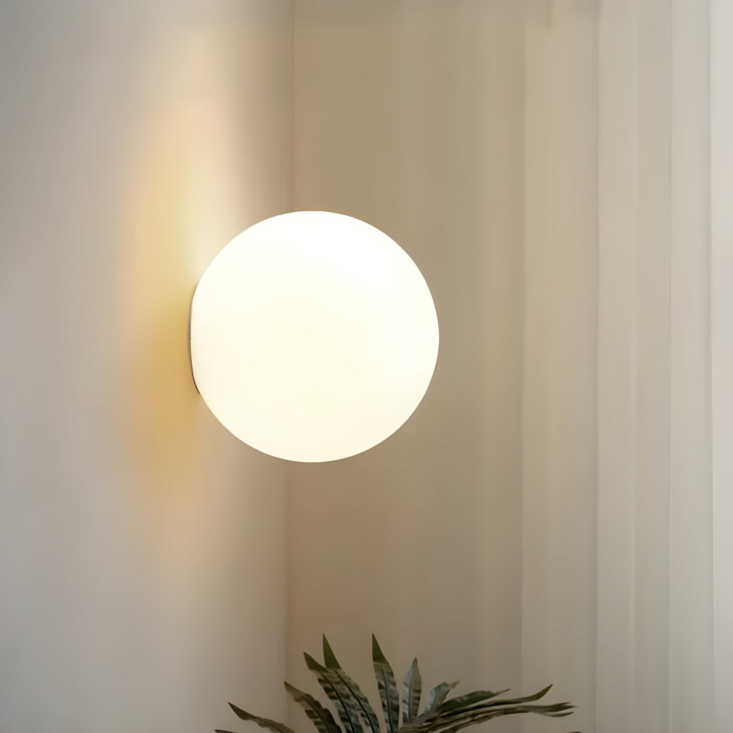 GlasAura Wandlamp met Matglazen Bol en Metalen Basis