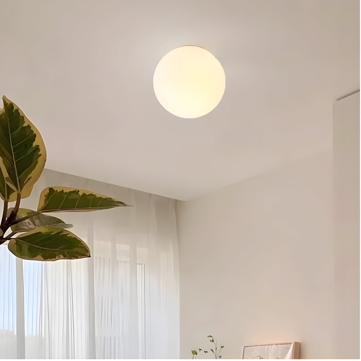 GlasAura Wandlamp met Matglazen Bol en Metalen Basis