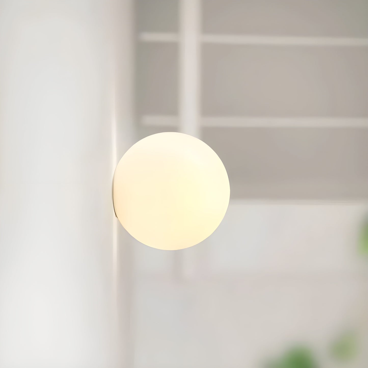 GlasAura Wandlamp met Matglazen Bol en Metalen Basis