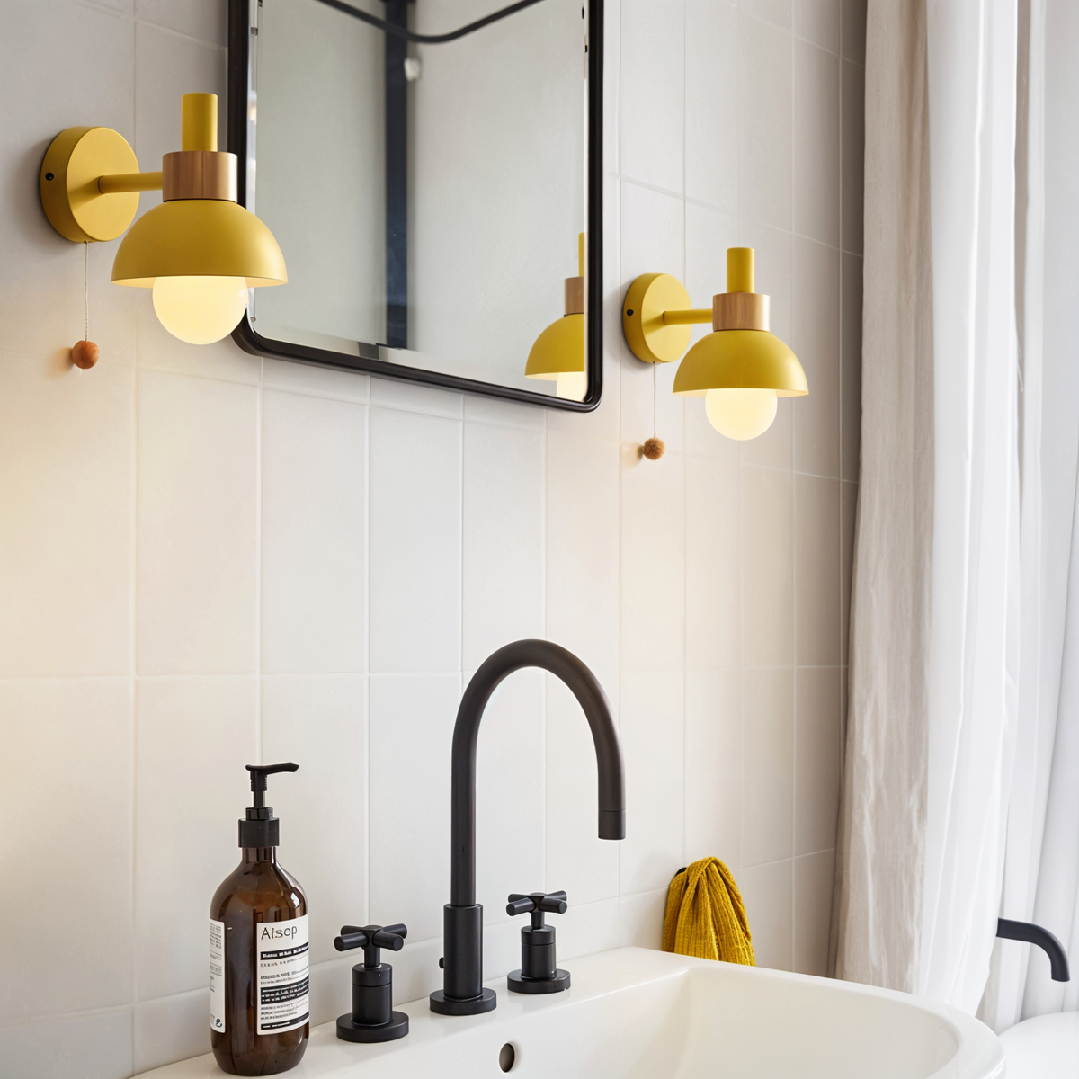 Pastel Warmwit Wandlampje met Houten Details – Slaapkamer & Woonkamer