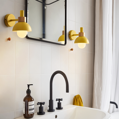 Pastel Warmwit Wandlampje met Houten Details – Slaapkamer & Woonkamer