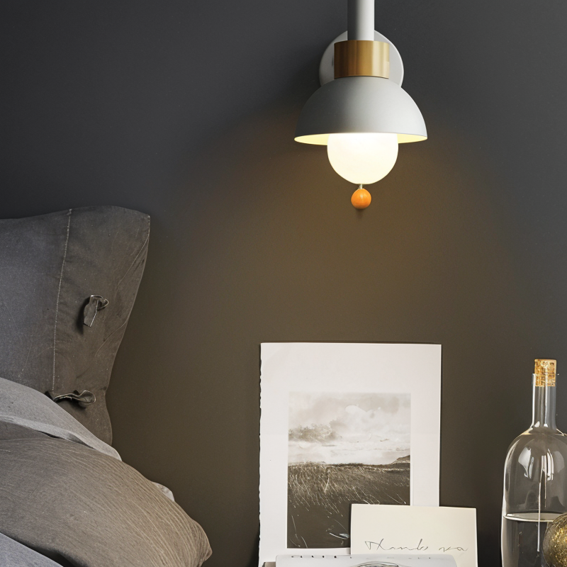 Pastel Warmwit Wandlampje met Houten Details – Slaapkamer & Woonkamer