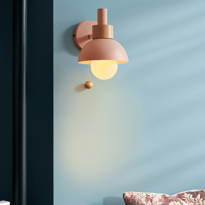 Pastel Warmwit Wandlampje met Houten Details – Slaapkamer & Woonkamer