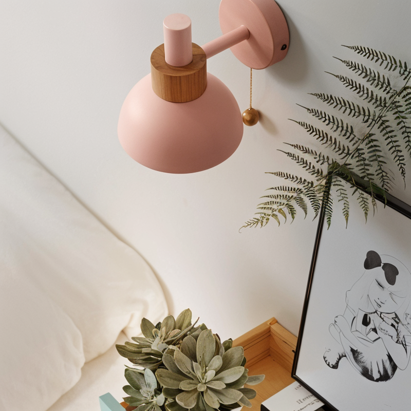 Pastel Warmwit Wandlampje met Houten Details – Slaapkamer & Woonkamer