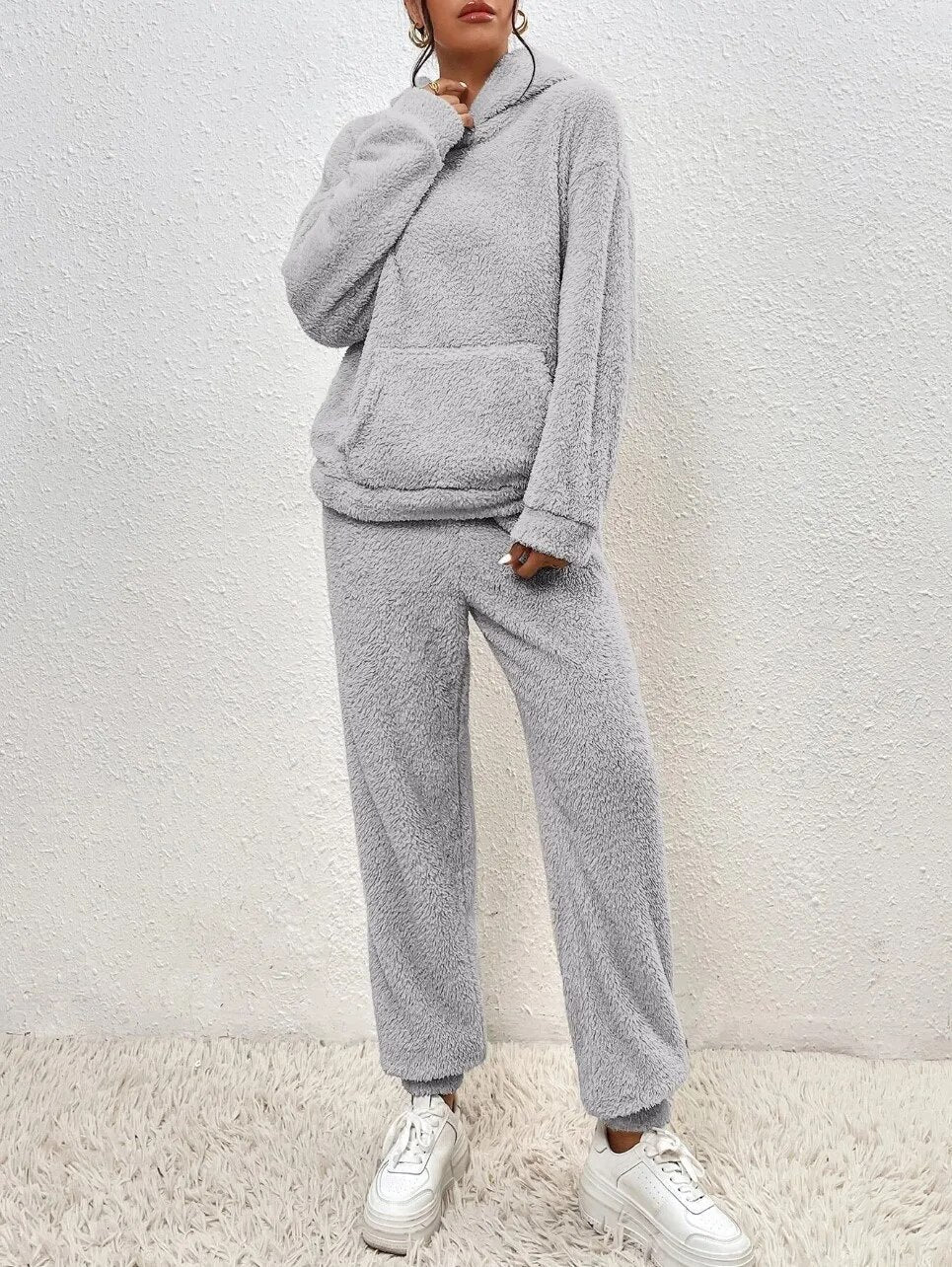 CozyTeddy Lounge Set – Warme Hoodie en Broek van Zachte Teddy-Stof met Kangoeroezak
