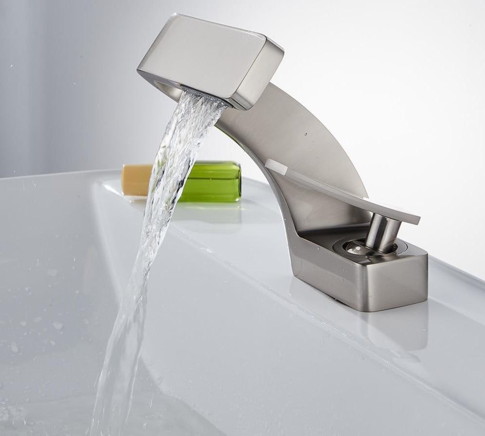 Moderne Waterval Kraan – Stijlvolle Badkamer Mengkraan met Cascaderende Waterstroom