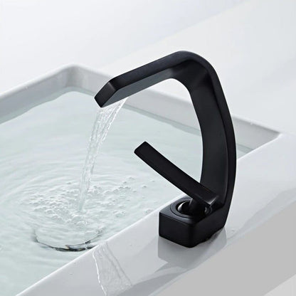 Moderne Waterval Kraan – Stijlvolle Badkamer Mengkraan met Cascaderende Waterstroom