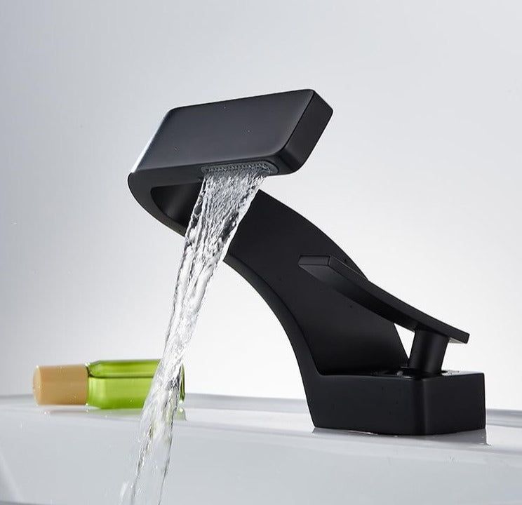 Moderne Waterval Kraan – Stijlvolle Badkamer Mengkraan met Cascaderende Waterstroom