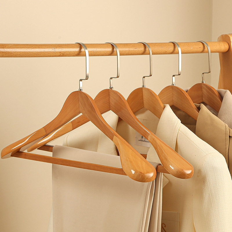 Premium Houten Kledinghangers met Metalen Details – Luxe Garderobe-Organizer