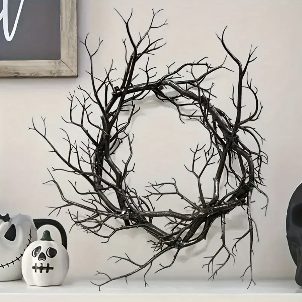 Halloween decoratieve krans gemaakt van kunstmatige takken met een natuurlijke taklook