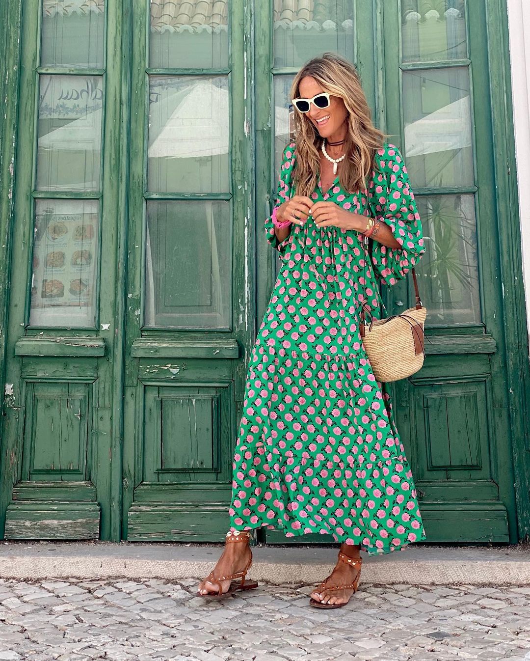 Zomergloed bohemian damesjurk – lange groene zomerjurk met print en V-hals
