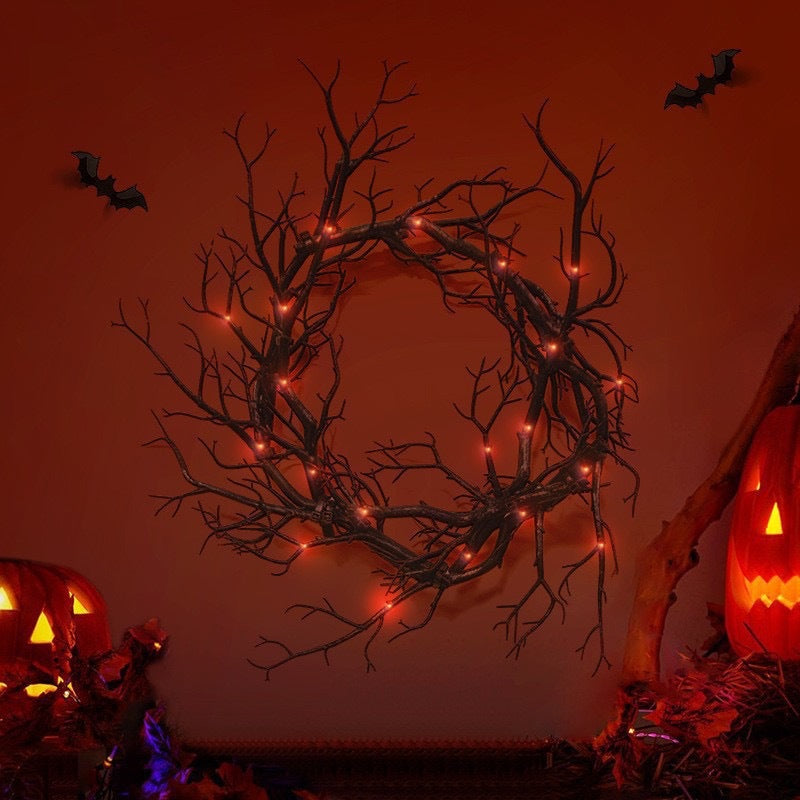 Halloween decoratieve krans gemaakt van kunstmatige takken met een natuurlijke taklook