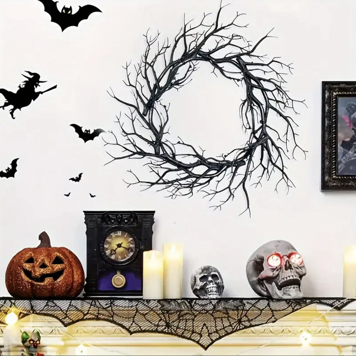 Halloween decoratieve krans gemaakt van kunstmatige takken met een natuurlijke taklook