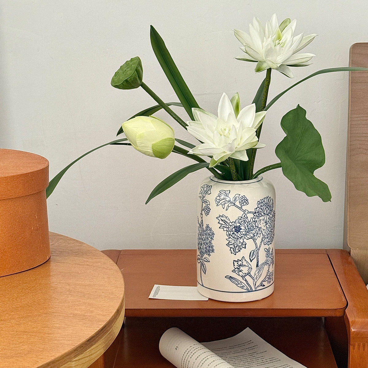Blauwe Bloemenvaas - Keramiek Decoratie met Florale Patronen