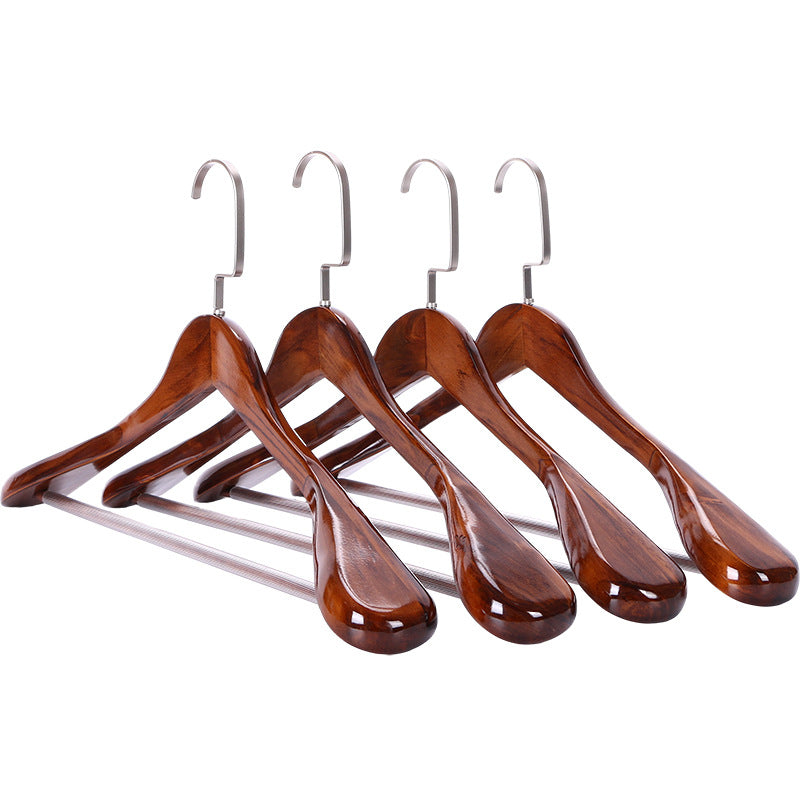 Premium Houten Kledinghangers met Metalen Details – Luxe Garderobe-Organizer