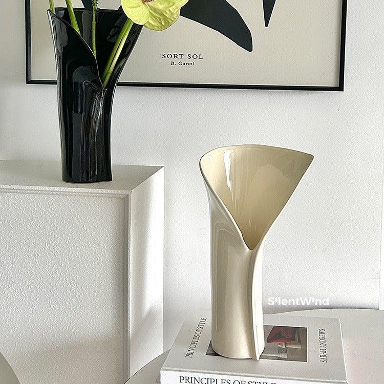 Golfvormige Designvaas - Modern Architectonisch Interieur