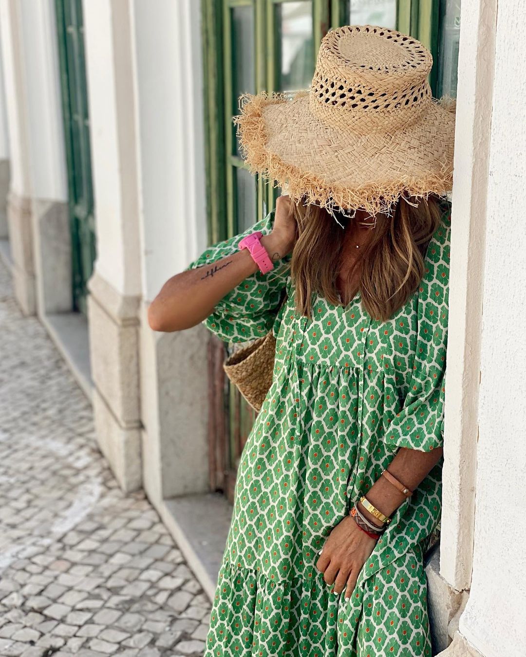 Zomergloed bohemian damesjurk – lange groene zomerjurk met print en V-hals
