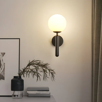 GlansBol Wandlamp – Warme Sfeermaker met Koperen Accenten