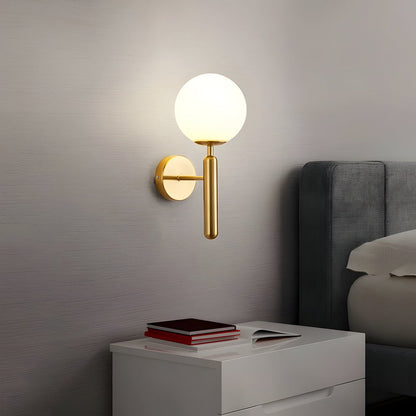 GlansBol Wandlamp – Warme Sfeermaker met Koperen Accenten