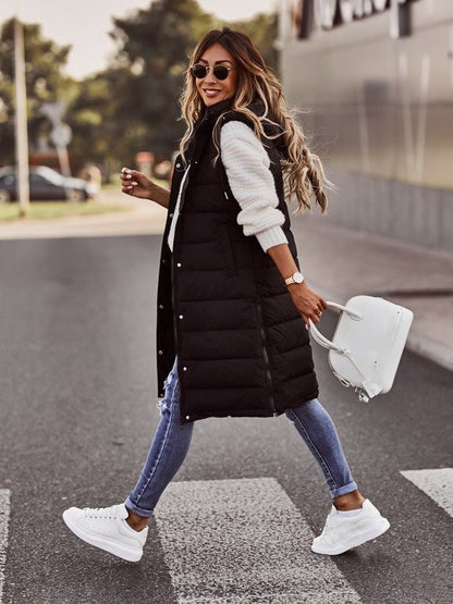 Lange Gewatteerde Damesbodywarmer Merava – Stijlvolle Knielange Wintervest met Rits en Capuchon
