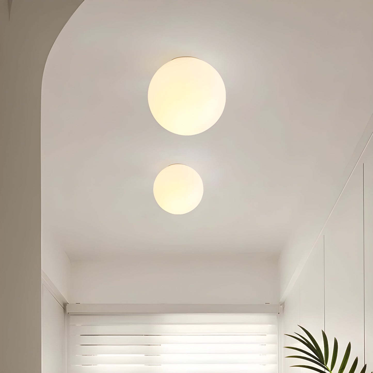 GlasAura Wandlamp met Matglazen Bol en Metalen Basis