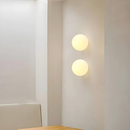 GlasAura Wandlamp met Matglazen Bol en Metalen Basis