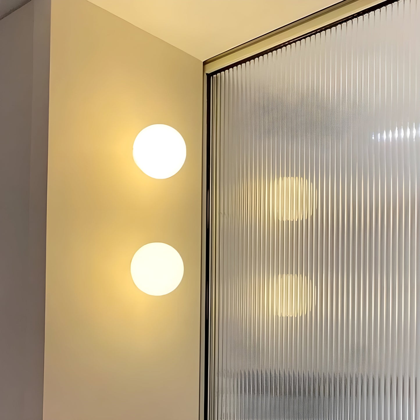 GlasAura Wandlamp met Matglazen Bol en Metalen Basis