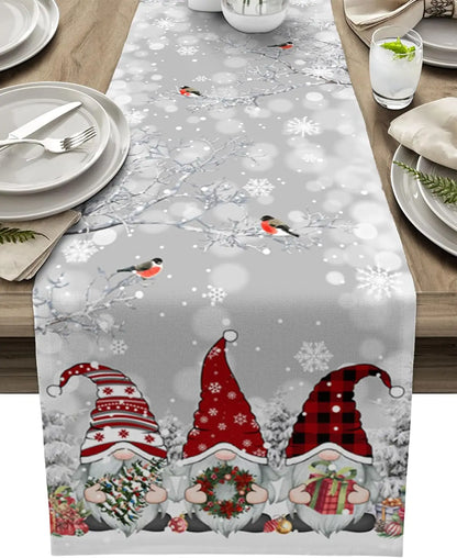SneeuwKabouter Kerst Tafelloper – Luxe Linnen Tafelloper met Sneeuwvlok en Kabouterdesign