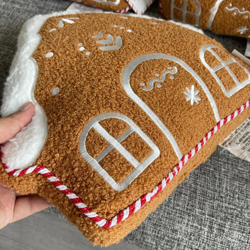 Winterhuisje Fleece Sierkussen 32cm met Borduurdetails - Feestelijk Decoratiekussen