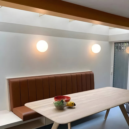 GlasAura Wandlamp met Matglazen Bol en Metalen Basis