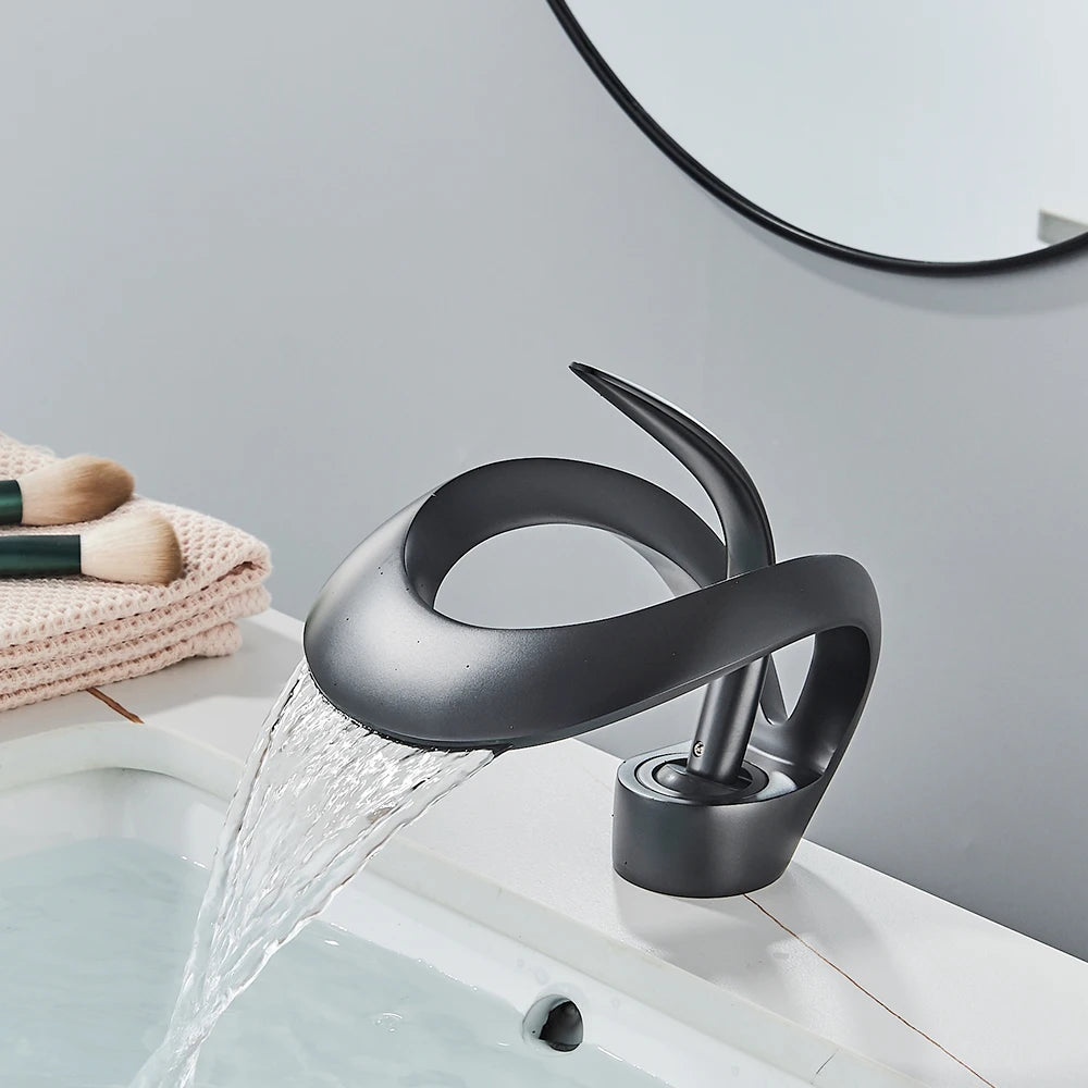 Zwarte Waterval Wastafelmengkraan - Wandgemonteerd Design