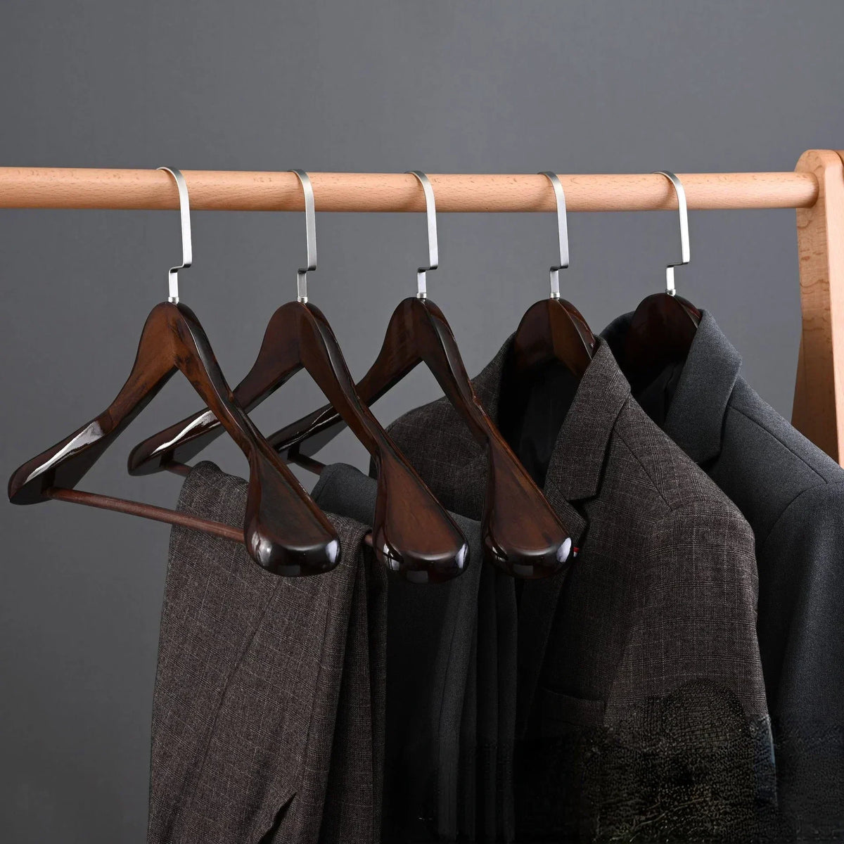 Premium Houten Kledinghangers met Metalen Details – Luxe Garderobe-Organizer