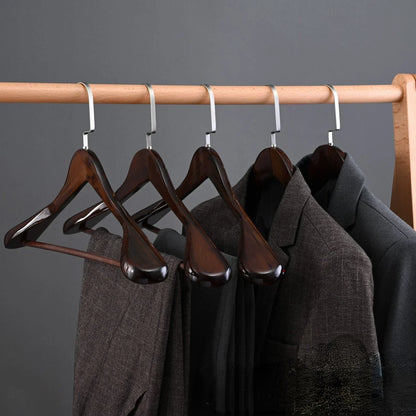 Premium Houten Kledinghangers met Metalen Details – Luxe Garderobe-Organizer