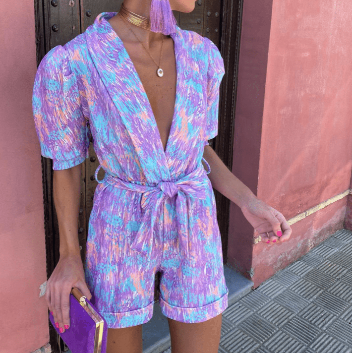 Elegante Korte Jumpsuit met Tailleceintuur – De Losvallende V-Hals Eendeler