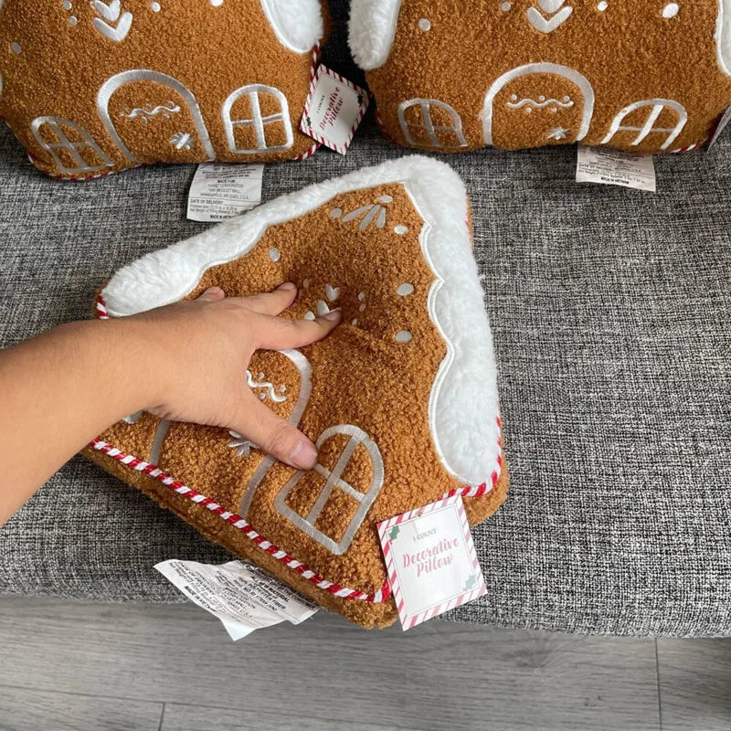 Winterhuisje Fleece Sierkussen 32cm met Borduurdetails - Feestelijk Decoratiekussen