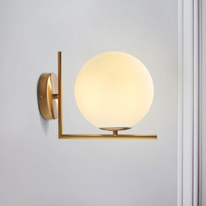 Antieke Messing Globe Wandlamp met Opale Glazen Schaduw