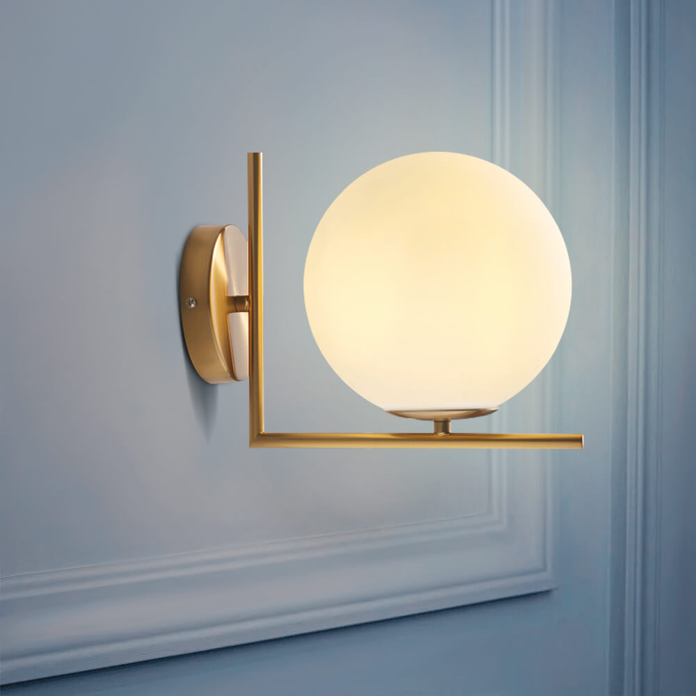 Antieke Messing Globe Wandlamp met Opale Glazen Schaduw