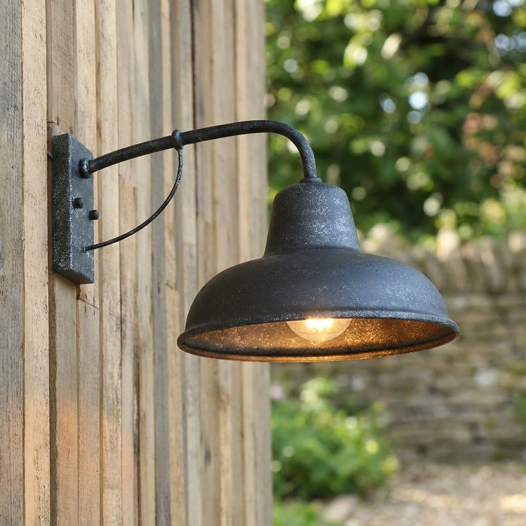 Klassieke Buitenwandlamp met Gebogen Arm – Vintage Design