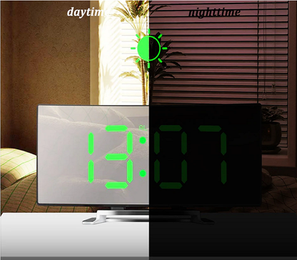 Gebogen LED Digitale Wekker met Groot Display - Dag/Nacht Modus