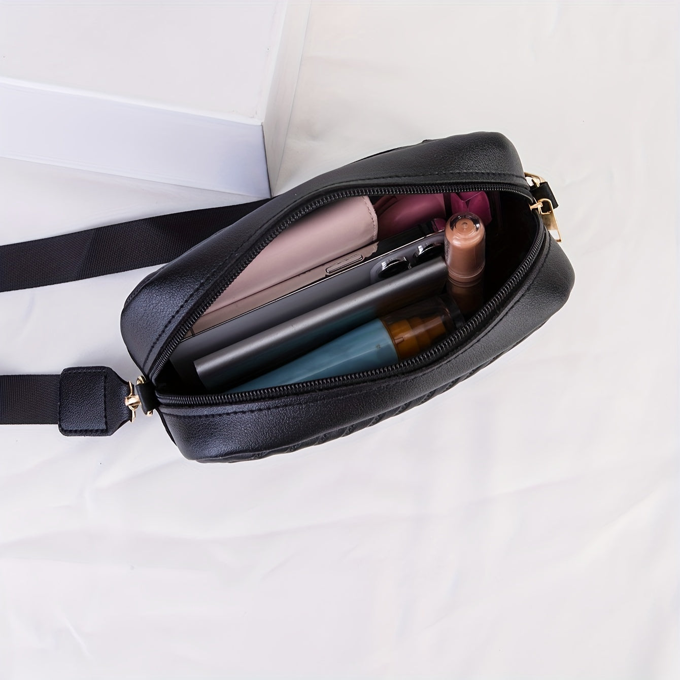 NoirGlitz Gewatteerde PU Messengerbag – Zwarte Elegante Schoudertas met Pailletten en Verwijderbare Band