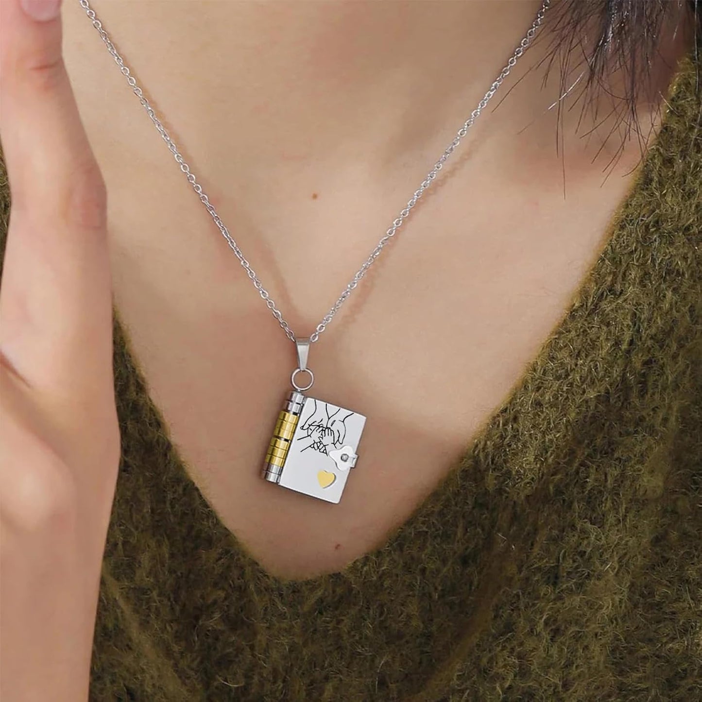 Herinnering Boekhanger Ketting – Symbolisch Sieraad met Liefdevolle Boodschap