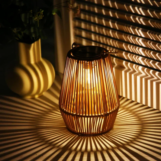 SunWeave Solar Lantaarn – Handgemaakte Rotan Buitenlamp op Zonne-energie