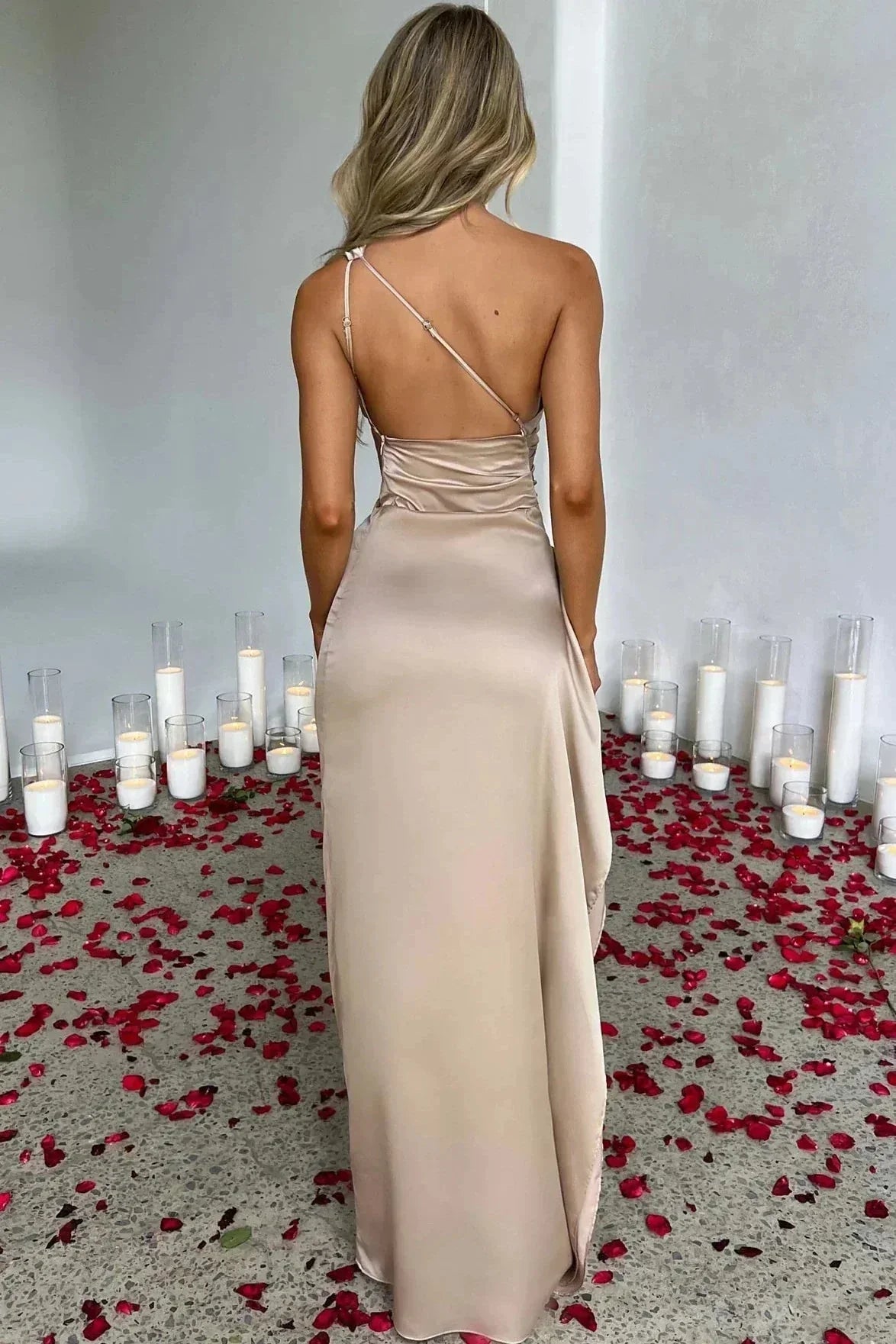 SilhouetteLux Asymmetrische Avondjurk met Hoge Split en Zachte Glans