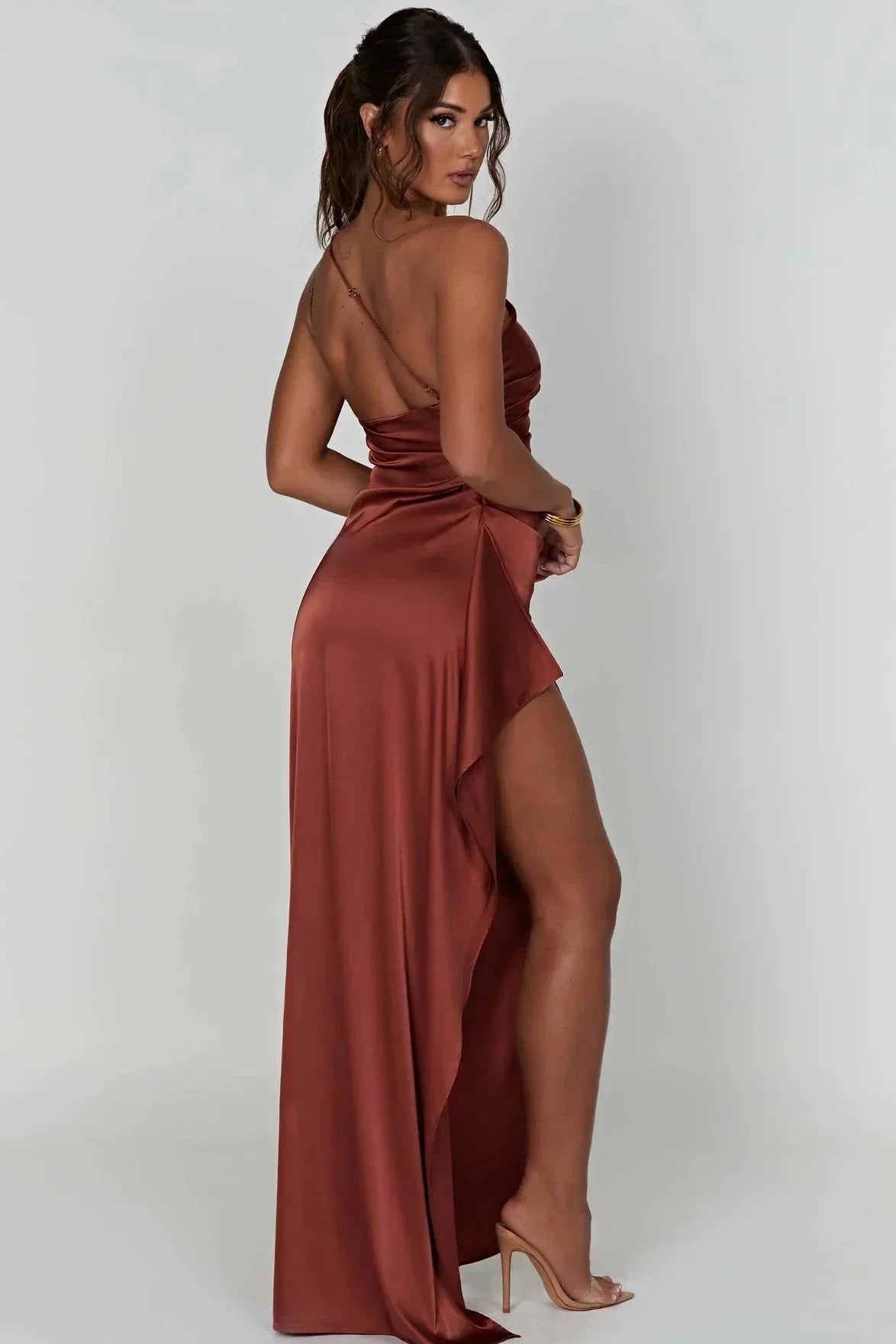 SilhouetteLux Asymmetrische Avondjurk met Hoge Split en Zachte Glans