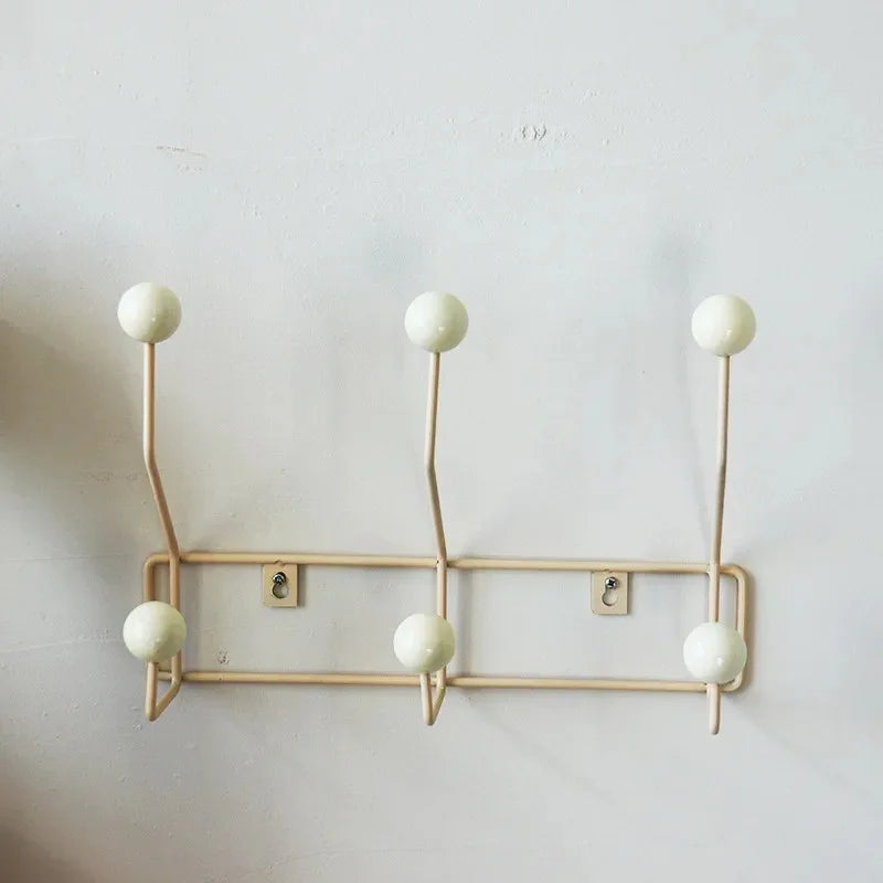 Industriële Wandgarderobe met Houten Accenten - Smeedijzer Kapstok