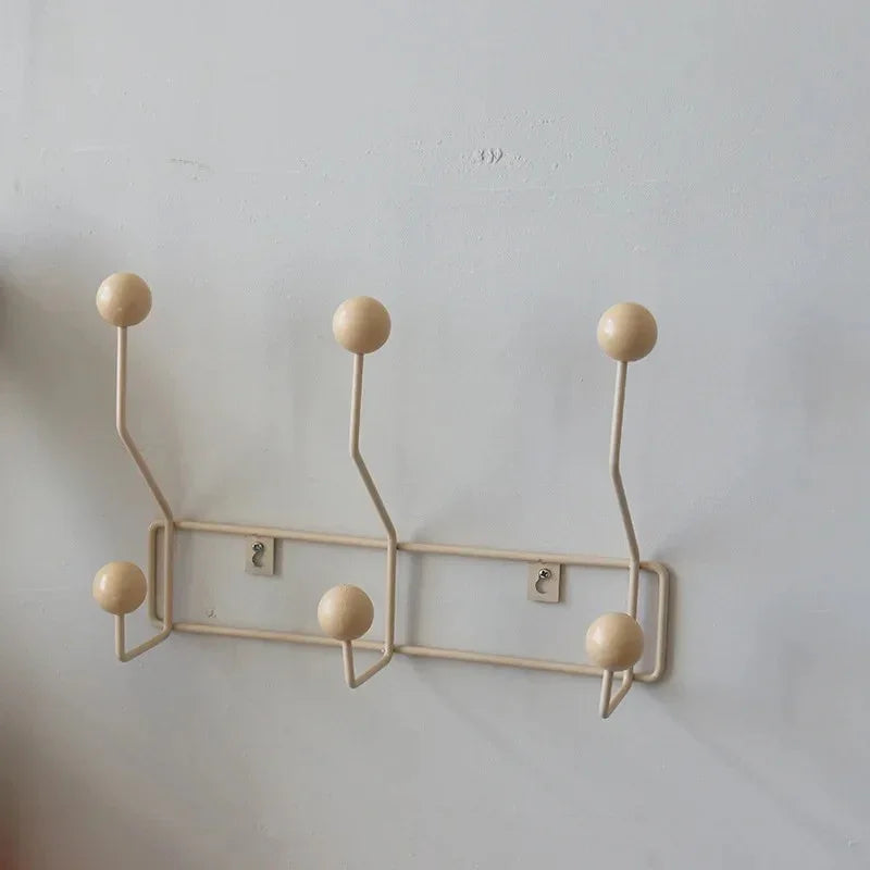 Industriële Wandgarderobe met Houten Accenten - Smeedijzer Kapstok