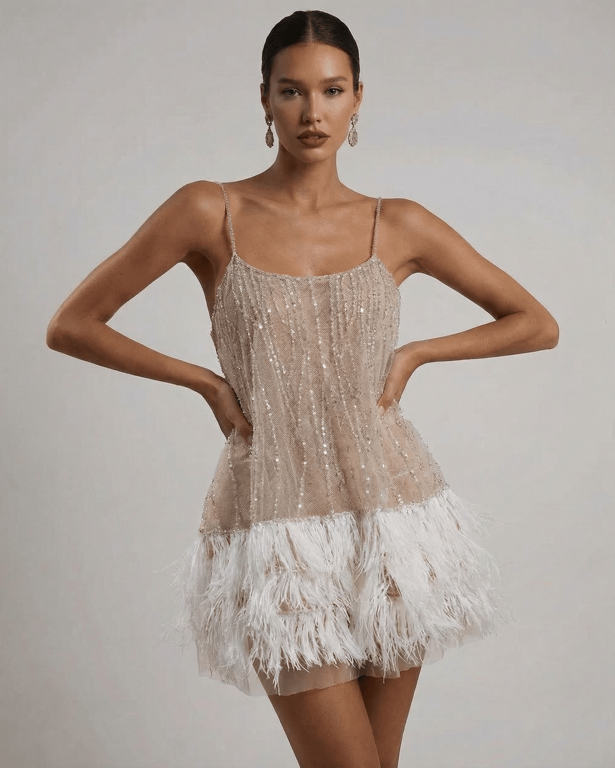 Elegante Sequin Tulle Mini Jurk met Verendetail - Off-Shoulder Feestelijk