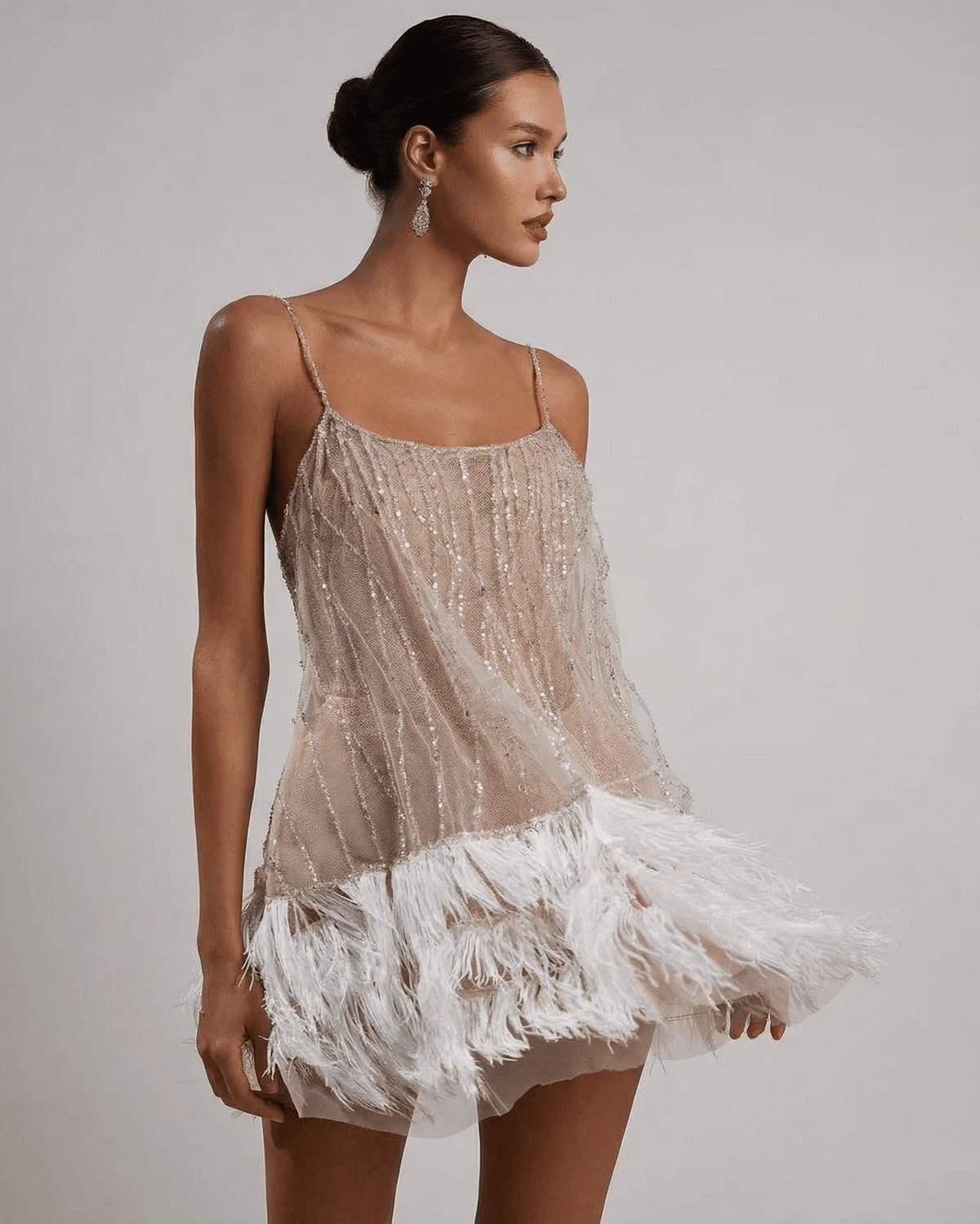 Elegante Sequin Tulle Mini Jurk met Verendetail - Off-Shoulder Feestelijk